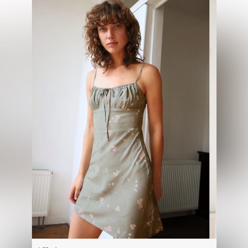 Wilfred
Bellow Mini Dress the color is a gorgeous muted green and pale pink SZ 8